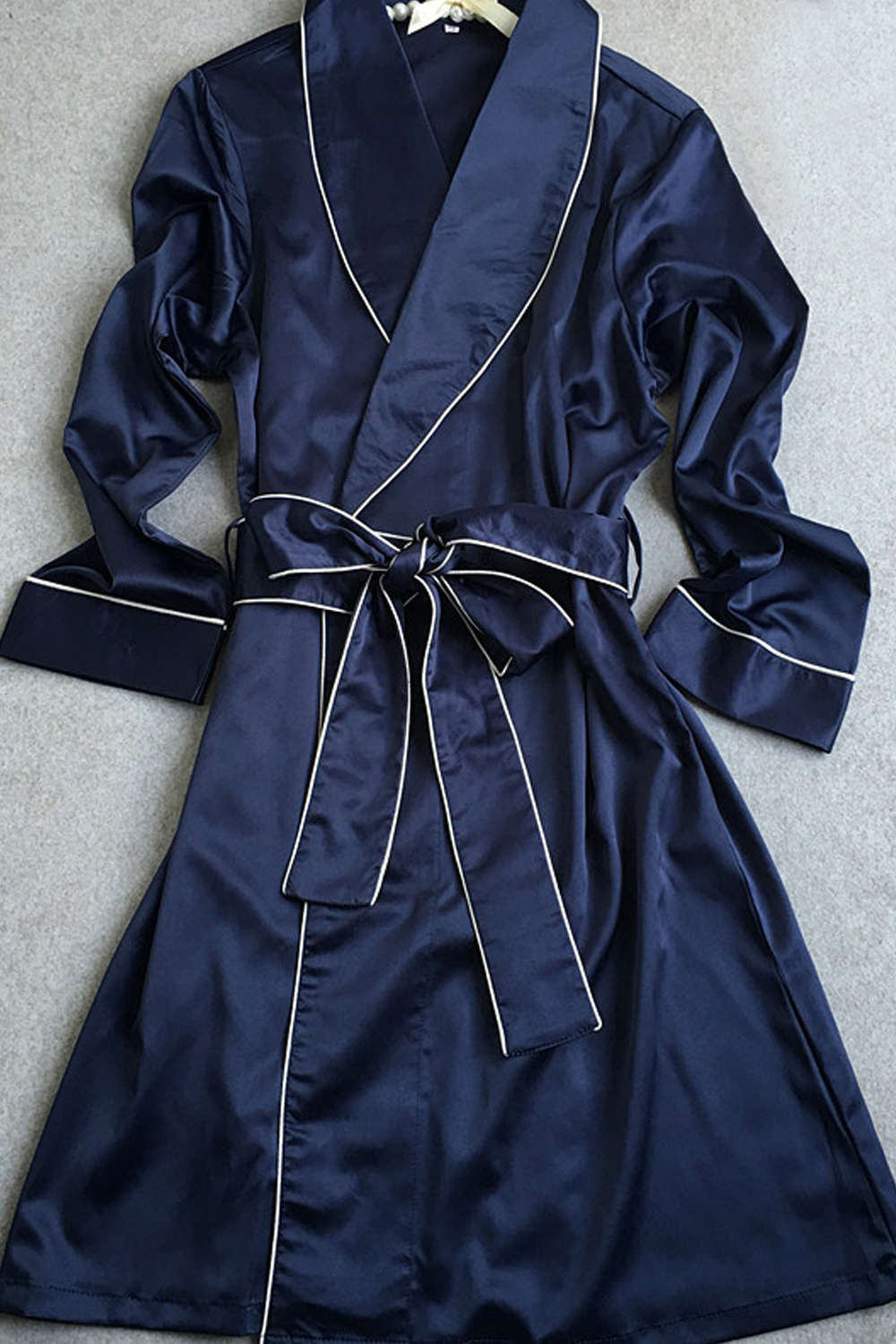 Long-sleeved bathrobe with contrast piping
