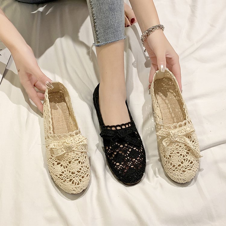 Women's ballerinas with fine lace appliquŽ and comfortable footbed W&W