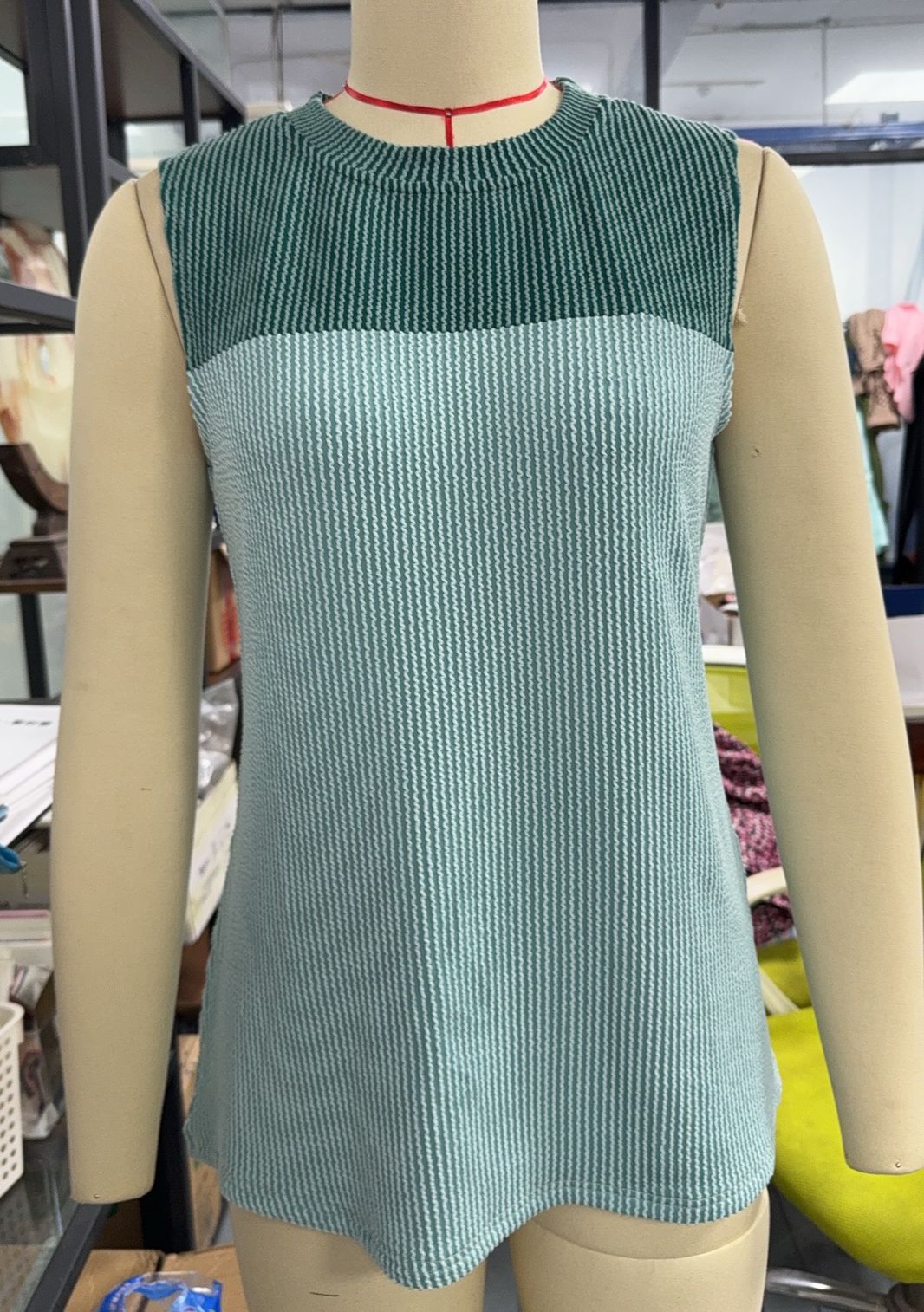 Women's sleeveless ribbed top with boat neck and practical side pockets WW
