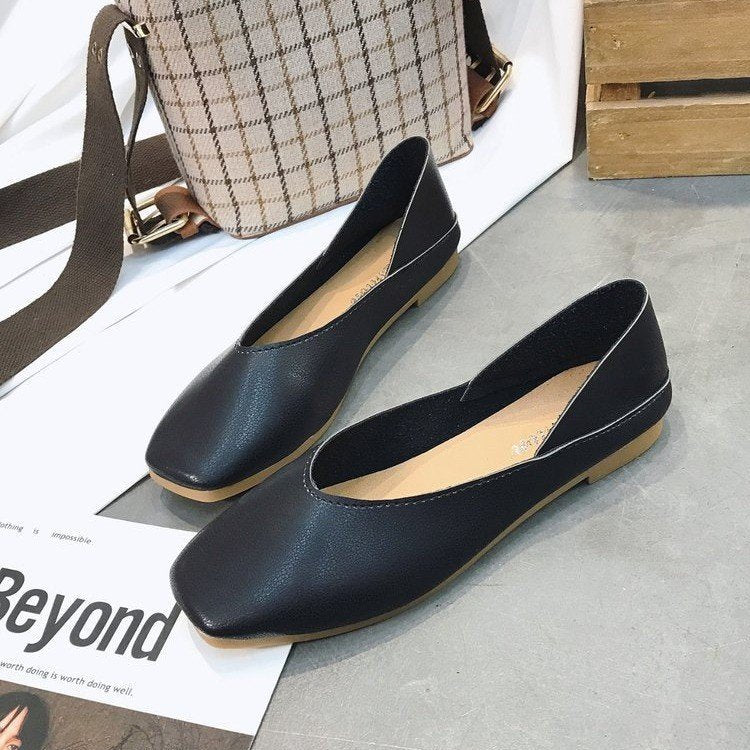 Women's ballerinas with timeless V-neck and flexible sole W&W