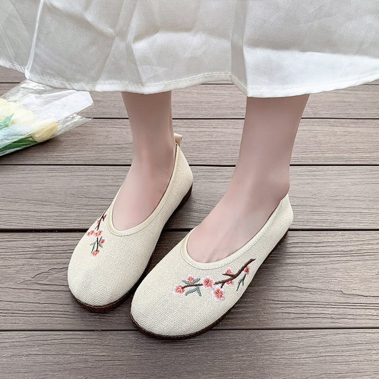 Women's ballerinas with artistic embroidery and comfortable lining W&W