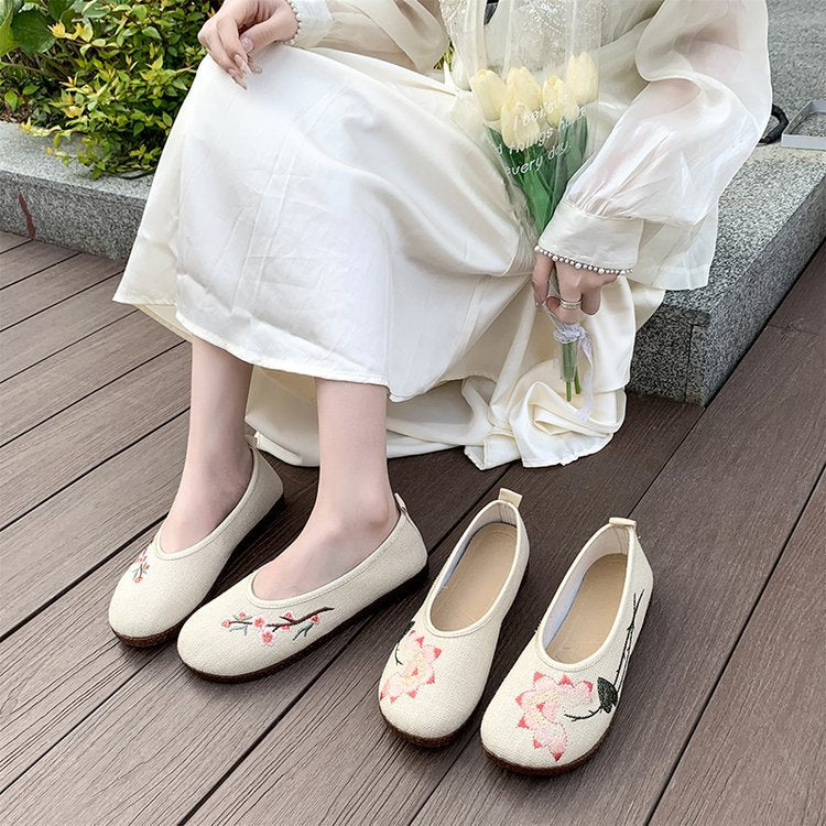 Women's ballerinas with artistic embroidery and comfortable lining W&W