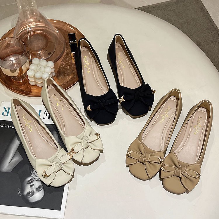 Women's ballerinas with elegant bow detail W&W
