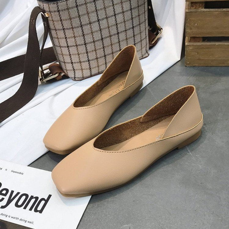 Women's ballerinas with timeless V-neck and flexible sole W&W