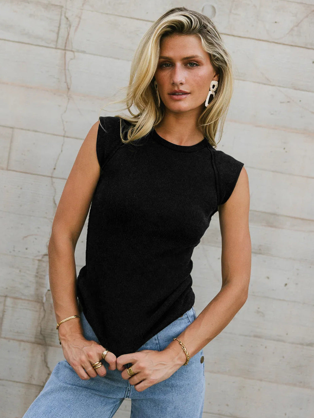 Women's sleeveless ribbed shirt with decorative seams WW