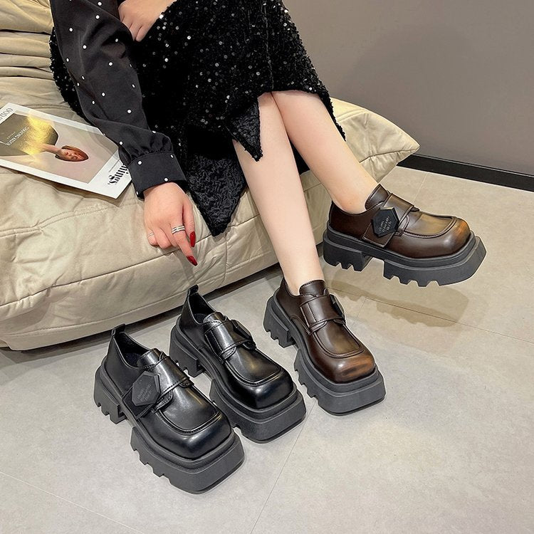 Women's chunky lace-up shoes with a robust design and a wide profile sole W&W