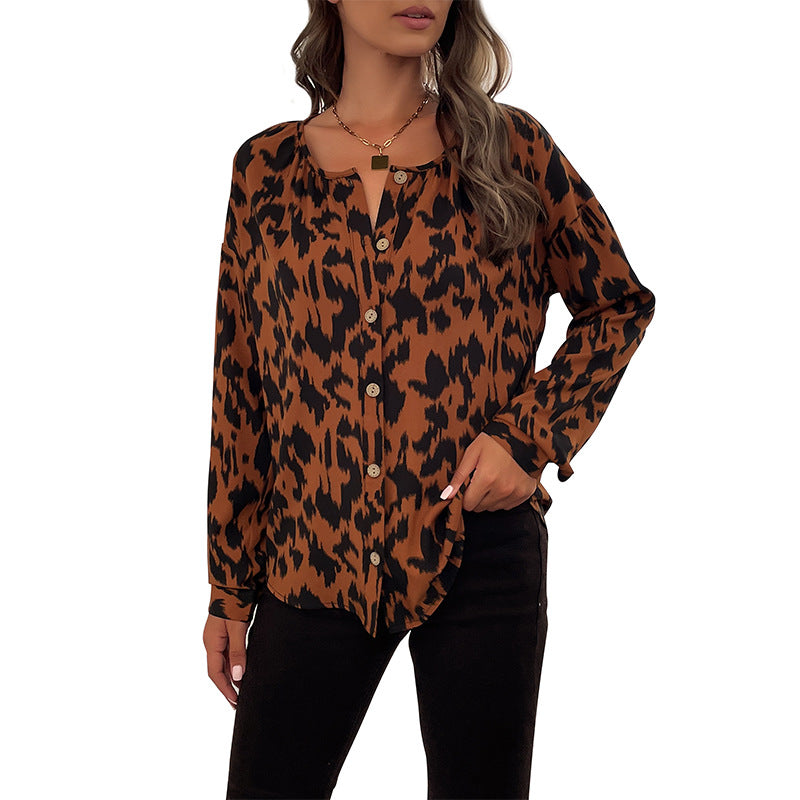Women's blouse with elegant leopard print and button details WW