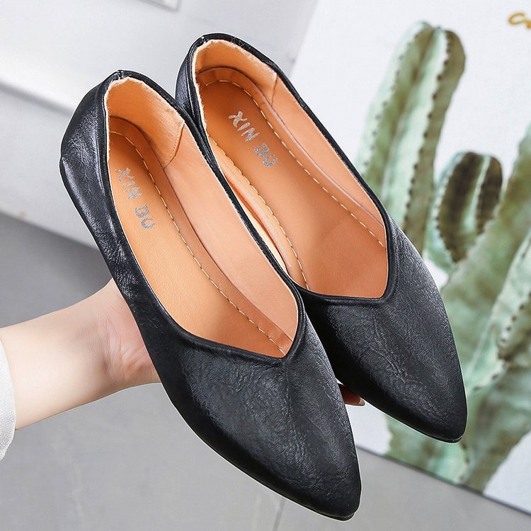 Women's ballerinas with elegant pointed design and comfortable footbed W&W