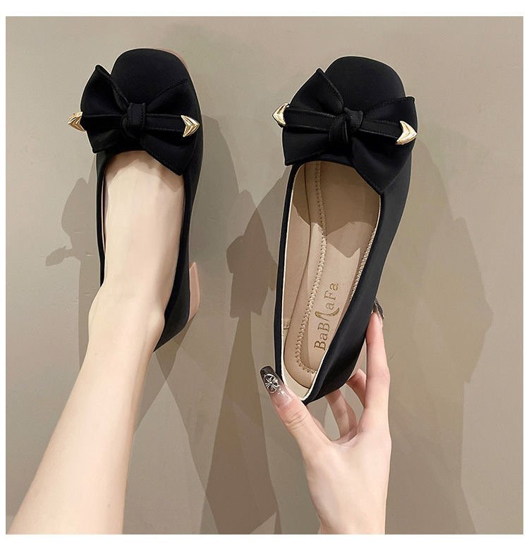 Women's ballerinas with elegant bow detail W&W