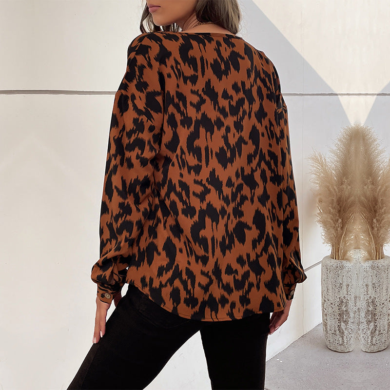 Women's blouse with elegant leopard print and button details WW