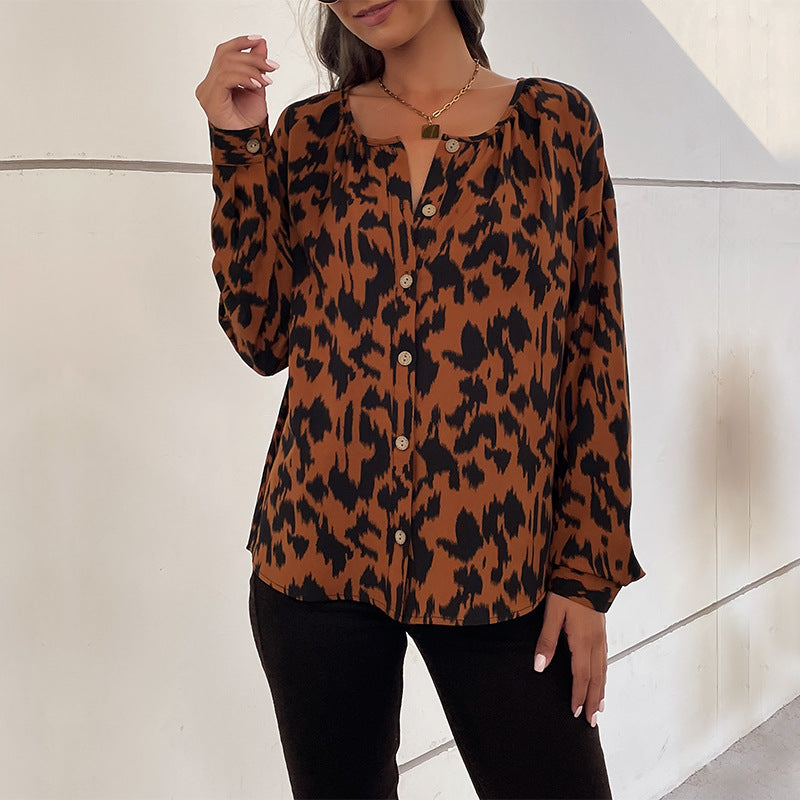Women's blouse with elegant leopard print and button details WW
