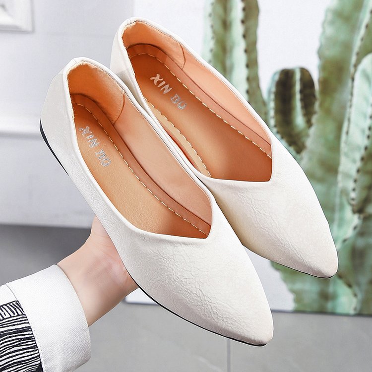 Women's ballerinas with elegant pointed design and comfortable footbed W&W