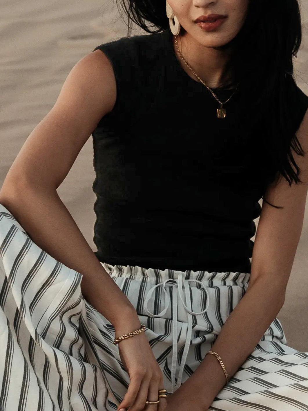 Women's sleeveless ribbed shirt with decorative seams WW