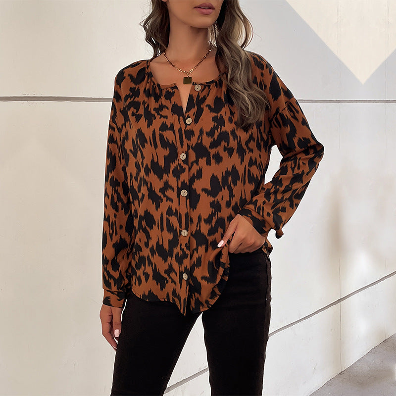 Women's blouse with elegant leopard print and button details WW