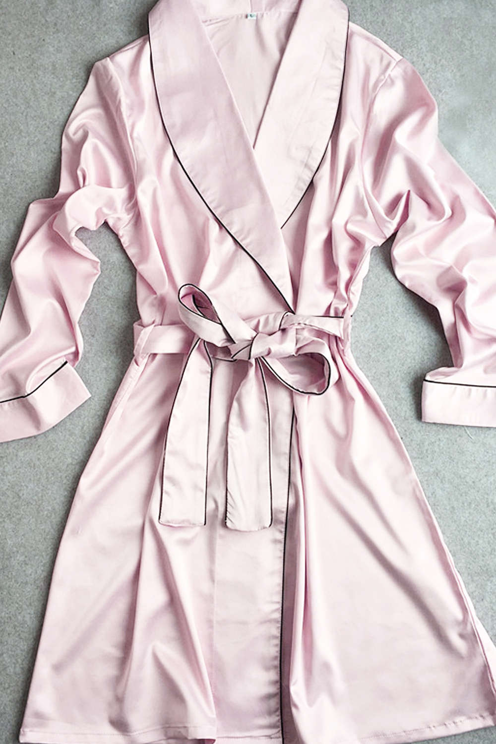 Long-sleeved bathrobe with contrast piping
