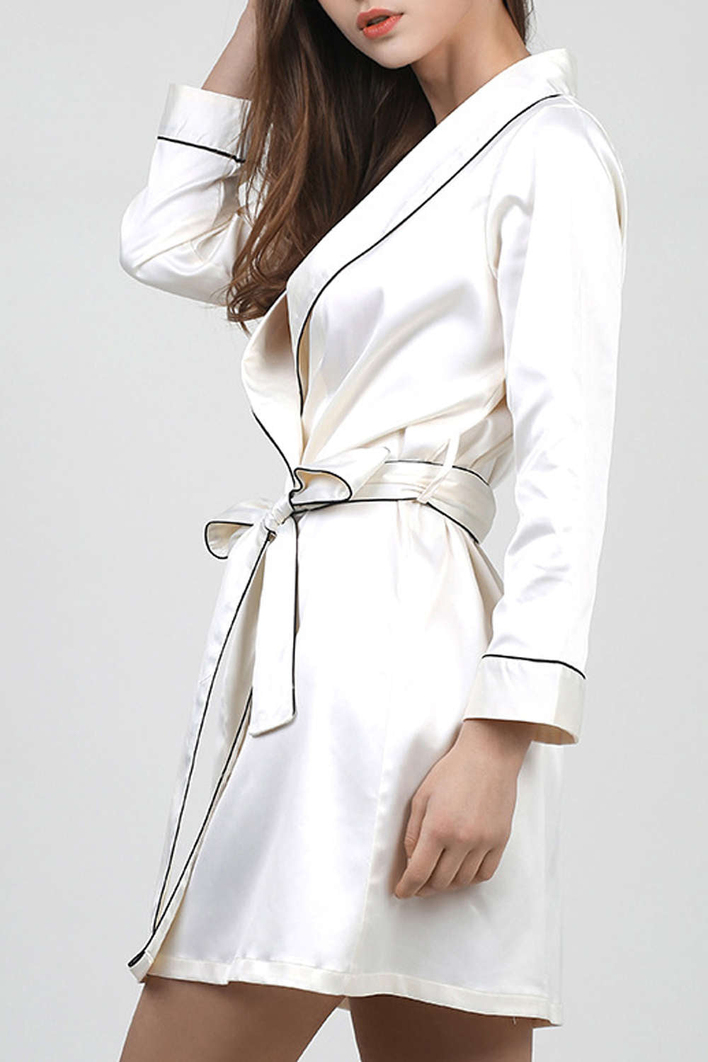 Long-sleeved bathrobe with contrast piping