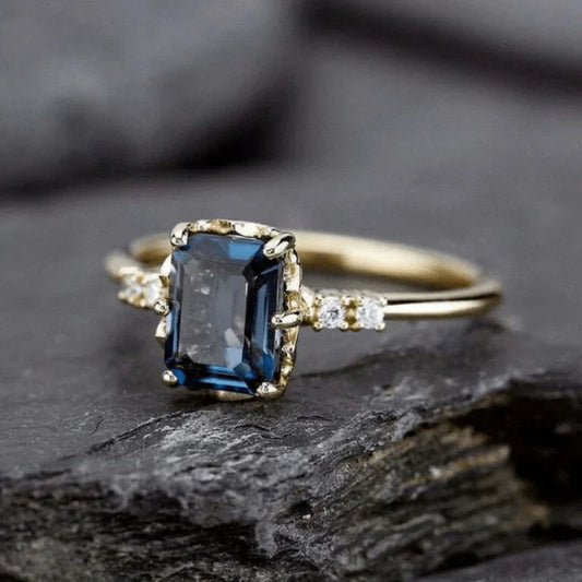 Vintage ring in blue crystal and gold