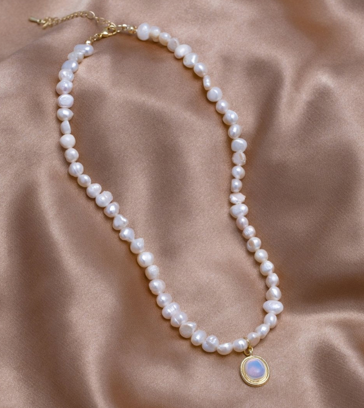 Pearl Necklace with Moonstone in Gold