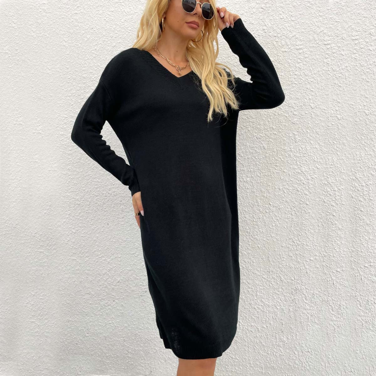 Women's knitted dress with open shoulders and an elegant, casual cut WW