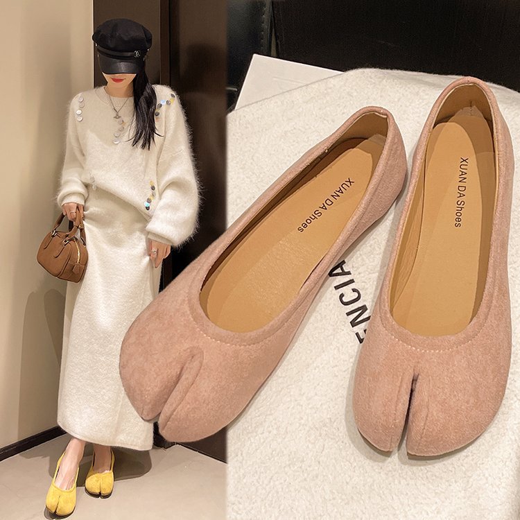 Women's ballerinas made of high-quality suede with ergonomic footbed W&W
