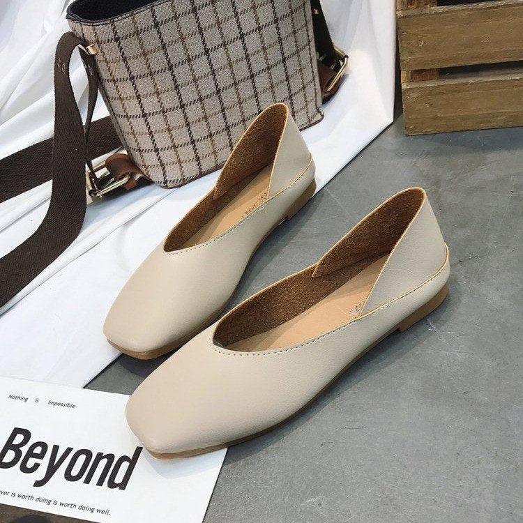 Women's ballerinas with timeless V-neck and flexible sole W&W