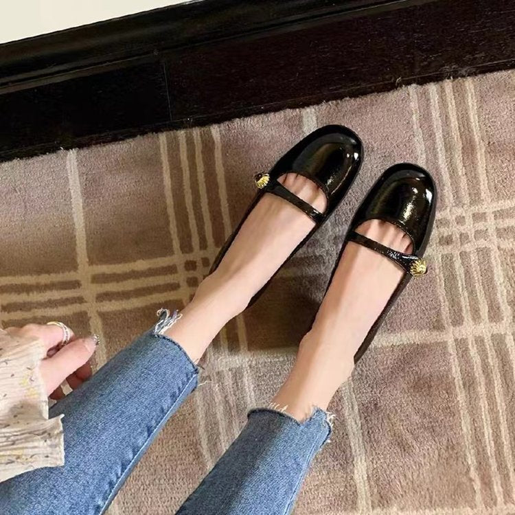 Women's ballerinas with decorative buckle and comfortable block heel W&W