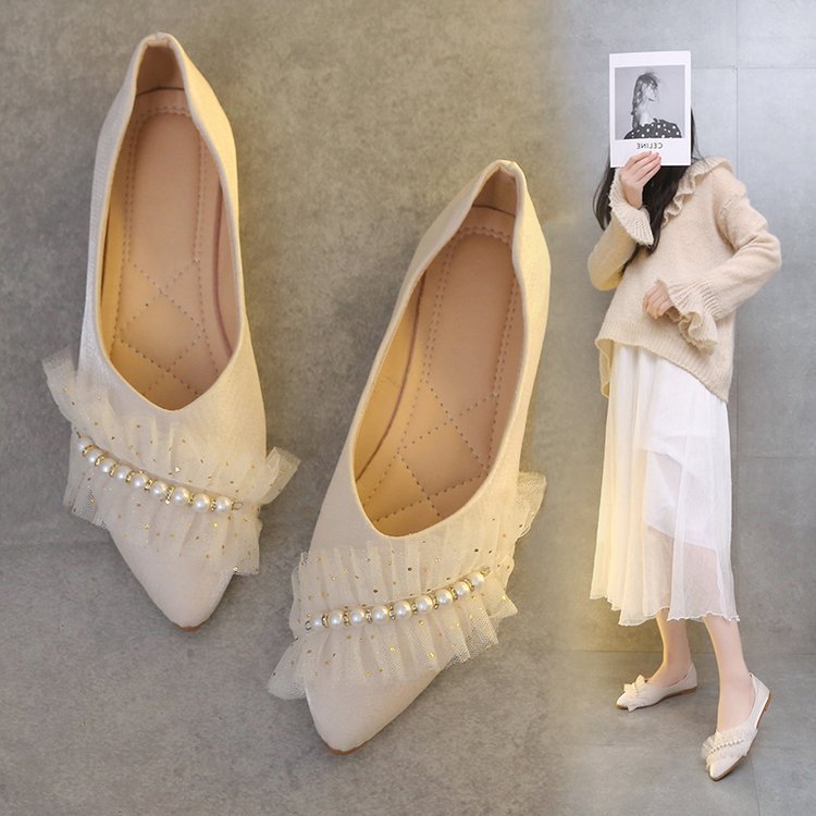 Women's ballerinas with decorative ruffles and pearls W&W