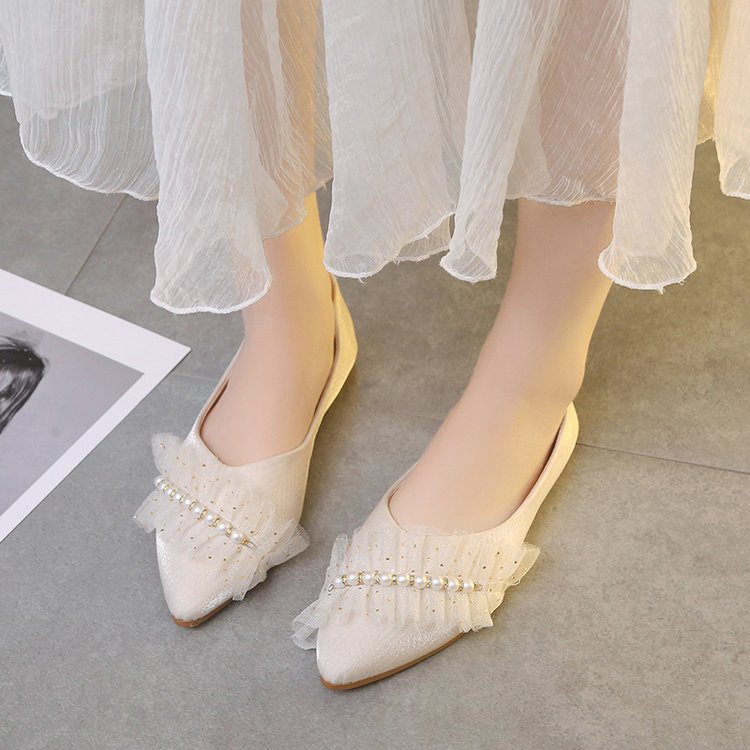 Women's ballerinas with decorative ruffles and pearls W&W