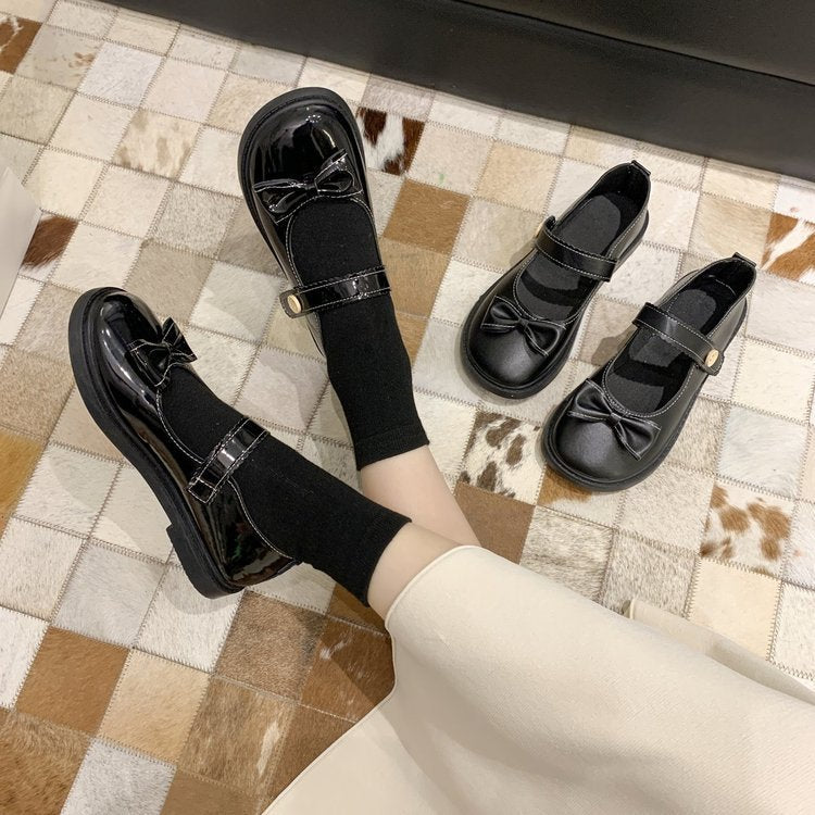 Women's ballerinas with decorative bow detail and comfortable insole W&W