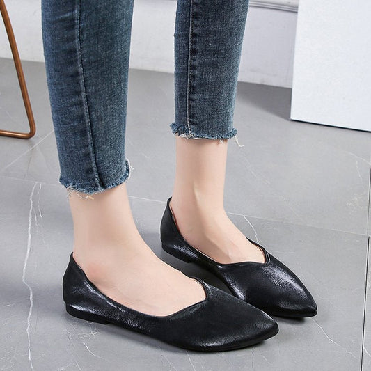 Women's ballerinas with elegant pointed design and comfortable footbed W&W