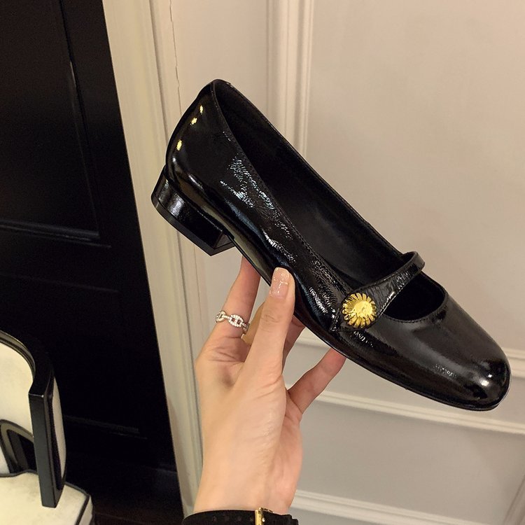 Women's ballerinas with decorative buckle and comfortable block heel W&W