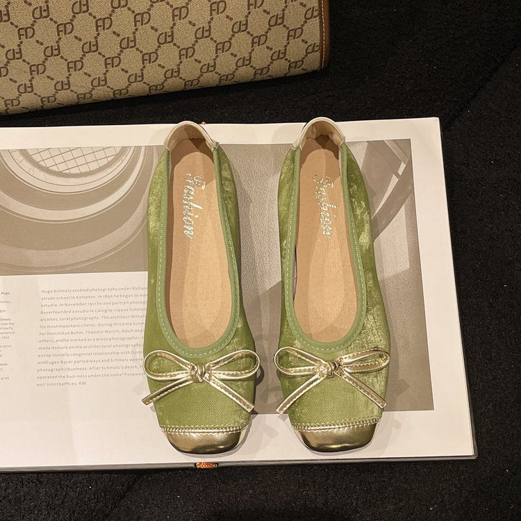 Women's ballerinas with elegant bow accents and comfortable sole W&W