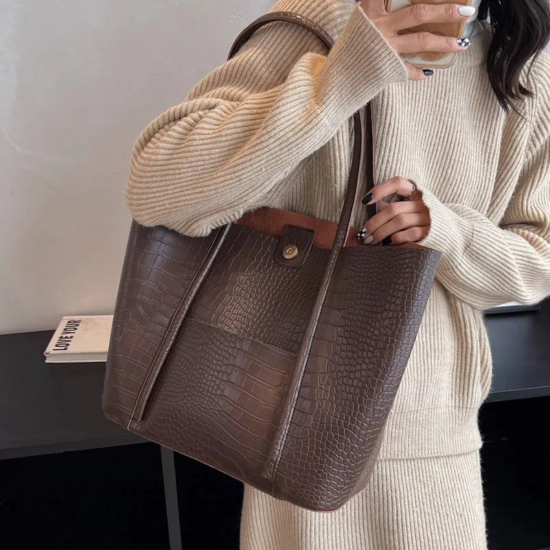 Betina | Vintage shoulder bag in brown leather with crocodile print