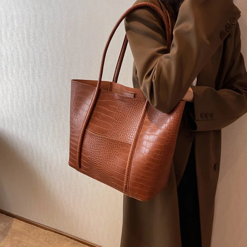 Betina | Vintage shoulder bag in brown leather with crocodile print