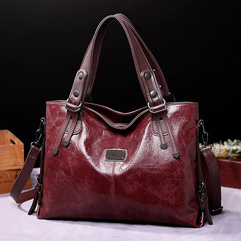 Augusta | Soft leather bag with two handles and elegant details