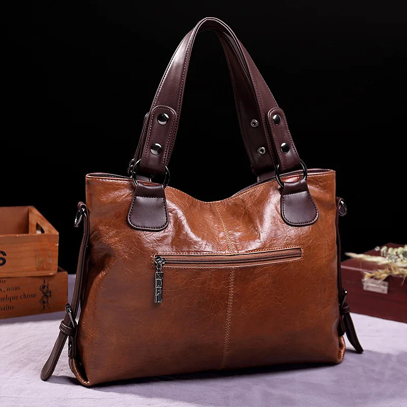 Augusta | Soft leather bag with two handles and elegant details