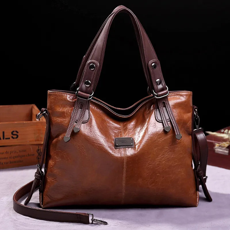 Augusta | Soft leather bag with two handles and elegant details