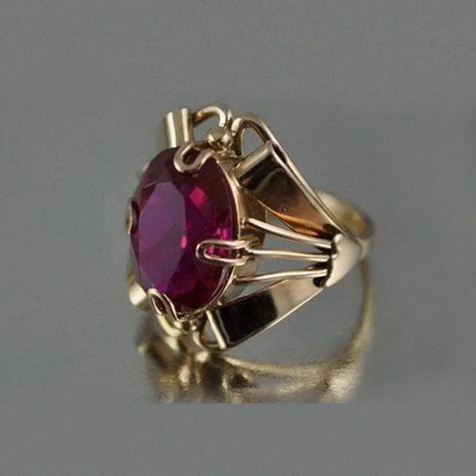 Vintage gold ring with garnet crystal