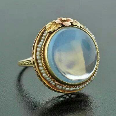 Vintage round moonstone ring in gold